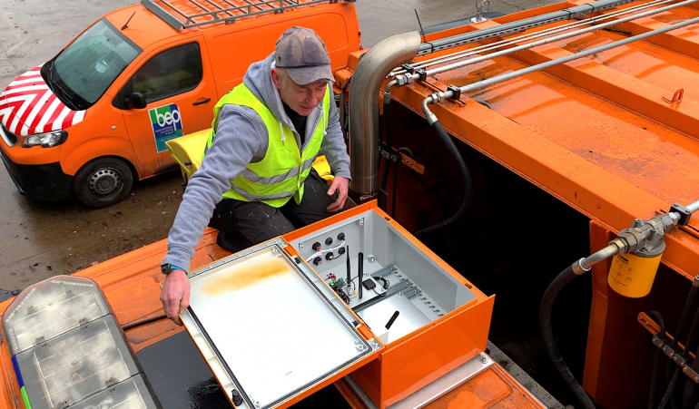 Installation d’un “hub” sur la cabine d’un camion sentinelle du BEP. © BEP