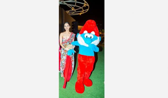 Avec Miss Monde Manushi Chillar, lors de la Fête du Roi à Mumbai