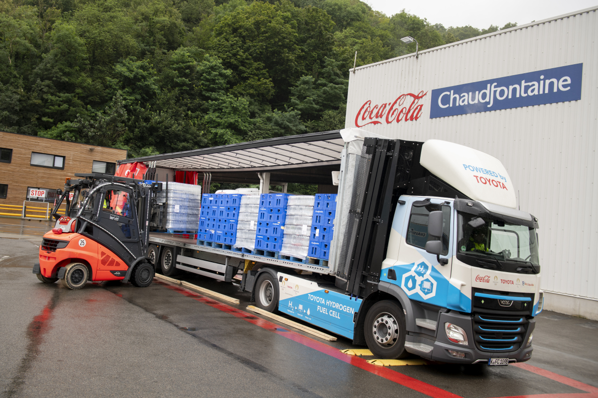 Coca-Cola_H2_truck_Paris_Olympics_2024_Chaudfontaine_23_07_2024_004_-_Christophe_Ketels_0.jpg