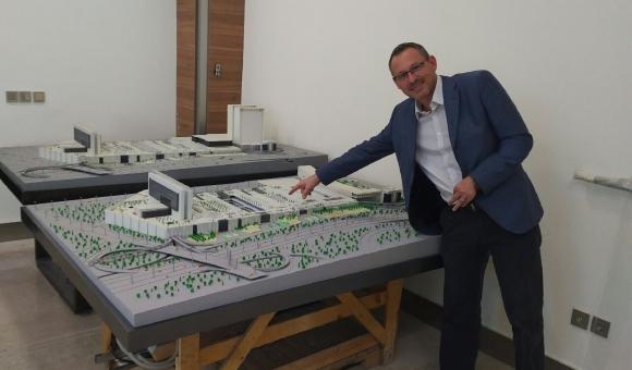 Laurent Buzon devant la maquette du futur Iran Mall et son immense terrasse.