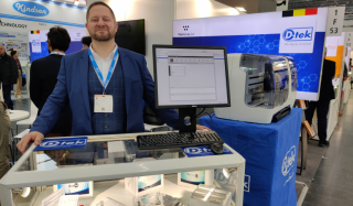 Benoît Autem, Directeur général de D-tek, sur leur stand à Medica (Allemagne) Benoît Autem, Directeur général de D-tek, sur leur stand à Medica (Allemagne)