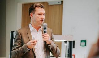 Haïssam Jijakli à Dubaï, fondateur du C-RAU, Centre de Recherches en Agriculture Urbaine, de Green Surf, coordinateur de la plateforme WASABI co-fondateur d’APEO et directeur du Laboratoire de Phytopathologie Intégrée et Urbaine, à Gembloux Agro-Bio Tech ULiège. Haïssam Jijakli à Dubaï, fondateur du C-RAU, Centre de Recherches en Agriculture Urbaine, de Green Surf, coordinateur de la plateforme WASABI co-fondateur d’APEO et directeur du Laboratoire de Phytopathologie Intégrée et Urbaine, à Gembloux Agro-Bio Tech ULiège.