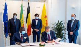 Signature des intentions en présence du Président du Sénégal, Macky Sall, du Ministre-Président du Gouvernement wallon, Elio Di Rupo et du Ministre de l'Economie Willy Borsus Signature des intentions en présence du Président du Sénégal, Macky Sall, du Ministre-Président du Gouvernement wallon, Elio Di Rupo et du Ministre de l'Economie Willy Borsus