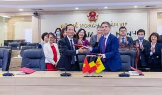 11ème CMP entre le Vietnam et Wallonie-Bruxelles en présence de Monsieur Pham Hoang Mai, Directeur général du Département des Relations économiques extérieures du MPI et M. Nicolas Dervaux, Représentant des gouvernements de la Fédération Wallonie-Bruxelles et de la Wallonie au Vietnam 11ème CMP entre le Vietnam et Wallonie-Bruxelles en présence de Monsieur Pham Hoang Mai, Directeur général du Département des Relations économiques extérieures du MPI et M. Nicolas Dervaux, Représentant des gouvernements de la Fédération Wallonie-Bruxelles et de la Wallonie au Vietnam