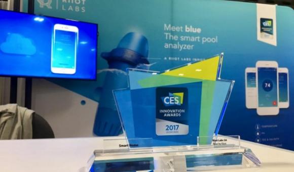 Blue by Riiot est un analyseur d’eau de piscine intelligent qui envoie les données sur votre smartphone. 