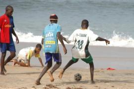 "Kids on the beach paying soccer in Popenguine" | Jeff Juszczak (CC BY-NC 2.0)