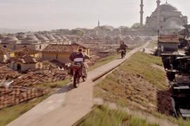 Cette scène du dernier James Bond a été filmée avec une caméra embarquée à bord d'un hélicoptère conçu par la société liégeoise. Cette scène du dernier James Bond a été filmée avec une caméra embarquée à bord d'un hélicoptère conçu par la société liégeoise.