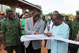 Inauguration de la Foire de l'Arbre par le Ministre de l'Environnement du Burkina Faso à travers la coupure du ruban Inauguration de la Foire de l'Arbre par le Ministre de l'Environnement du Burkina Faso à travers la coupure du ruban