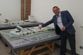 Laurent Buzon devant la maquette du futur Iran Mall et son immense terrasse.