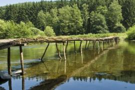 Le Pont de Claies du village de Laforêt, reconstruit chaque année à la belle saison (c) WBT-JPRemy