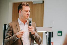 Haïssam Jijakli à Dubaï, fondateur du C-RAU, Centre de Recherches en Agriculture Urbaine, de Green Surf, coordinateur de la plateforme WASABI co-fondateur d’APEO et directeur du Laboratoire de Phytopathologie Intégrée et Urbaine, à Gembloux Agro-Bio Tech ULiège. Haïssam Jijakli à Dubaï, fondateur du C-RAU, Centre de Recherches en Agriculture Urbaine, de Green Surf, coordinateur de la plateforme WASABI co-fondateur d’APEO et directeur du Laboratoire de Phytopathologie Intégrée et Urbaine, à Gembloux Agro-Bio Tech ULiège.