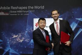 Nicolas Keutgen, Chief Innovation Officer at Schréder and Zhou Yue Feng, Chief Marketing Officer for the Huawei wireless product line, sign the MoU at the Global Mobile Broadband Forum in London.