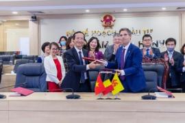 11ème CMP entre le Vietnam et Wallonie-Bruxelles en présence de Monsieur Pham Hoang Mai, Directeur général du Département des Relations économiques extérieures du MPI et M. Nicolas Dervaux, Représentant des gouvernements de la Fédération Wallonie-Bruxelles et de la Wallonie au Vietnam 11ème CMP entre le Vietnam et Wallonie-Bruxelles en présence de Monsieur Pham Hoang Mai, Directeur général du Département des Relations économiques extérieures du MPI et M. Nicolas Dervaux, Représentant des gouvernements de la Fédération Wallonie-Bruxelles et de la Wallonie au Vietnam