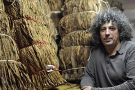 Vincent Manil est propriétaire et conservateur du Musée du tabac de la Semois à Corbion. Vincent Manil est propriétaire et conservateur du Musée du tabac de la Semois à Corbion.